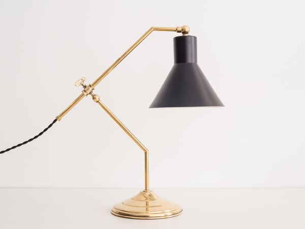 Luminária de Mesa com Braço Articulado em Latão