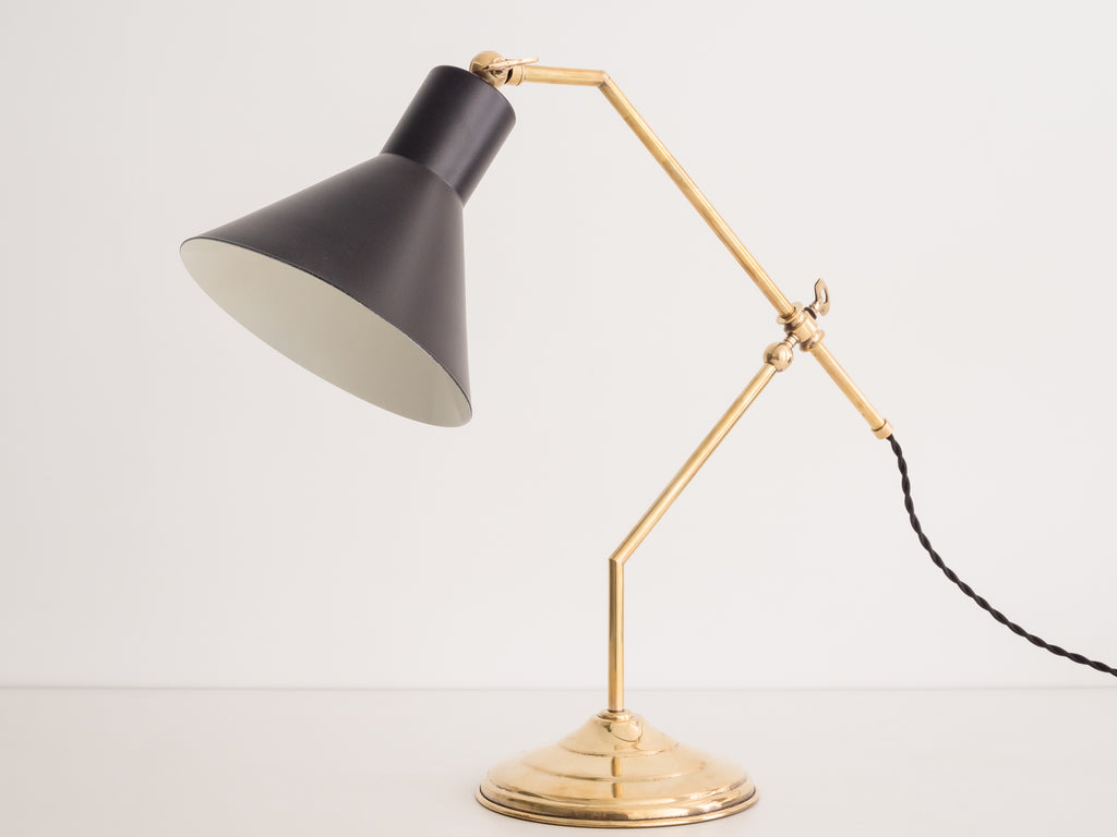 Luminária de Mesa com Braço Articulado em Latão