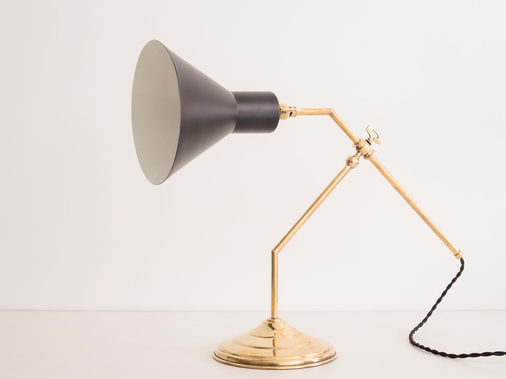 Luminária de Mesa com Braço Articulado em Latão