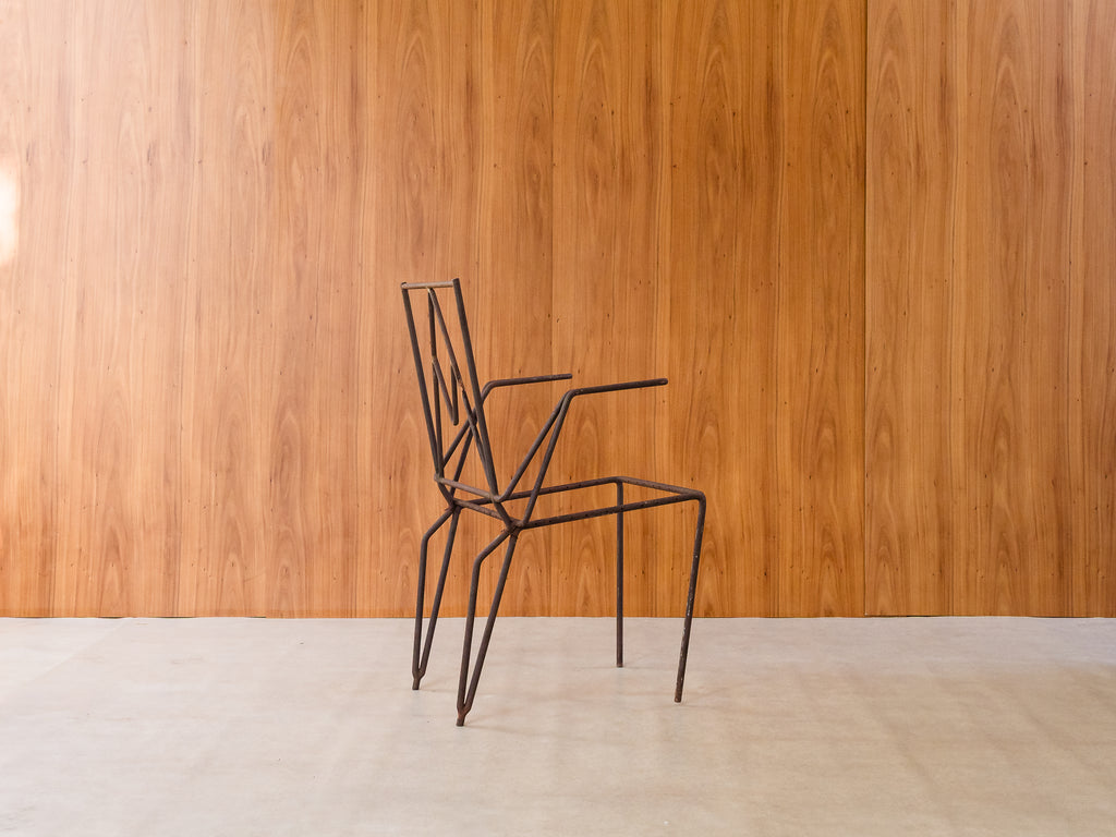 Cadeira Geométrica com Braços em Ferro