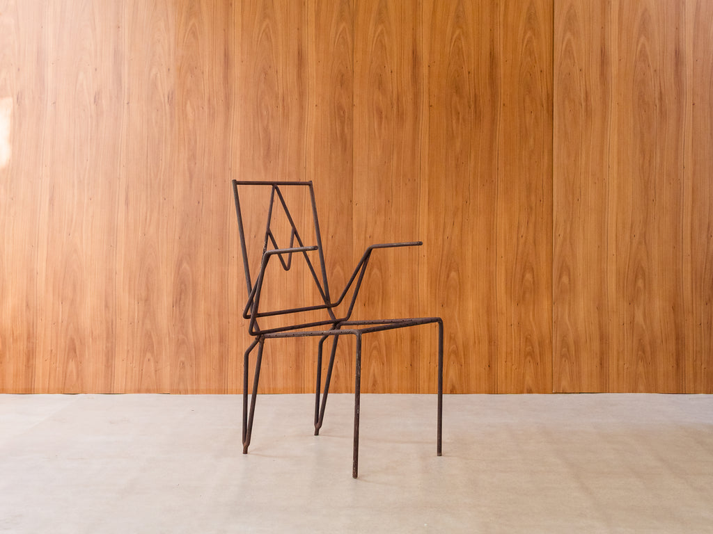 Cadeira Geométrica com Braços em Ferro