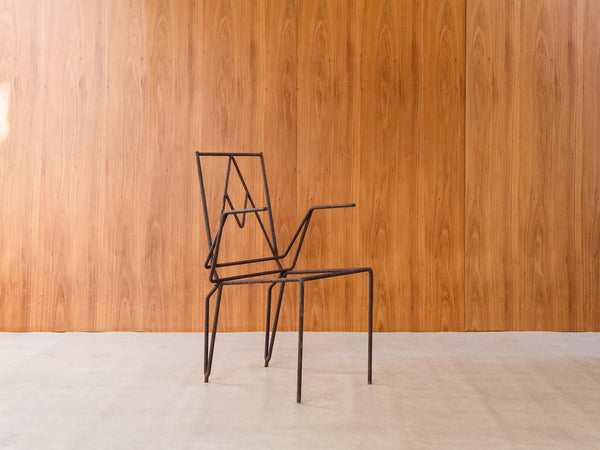 Cadeira Geométrica com Braços em Ferro