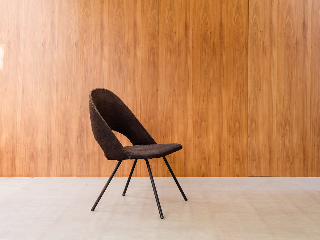 Forma S/A | Cadeira Estofada com Pés de Ferro Esmaltado