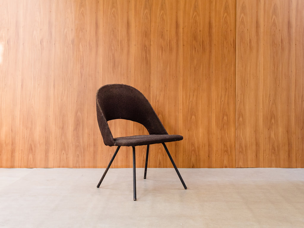 Forma S/A | Cadeira Estofada com Pés de Ferro Esmaltado