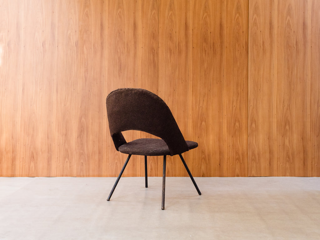 Forma S/A | Cadeira Estofada com Pés de Ferro Esmaltado