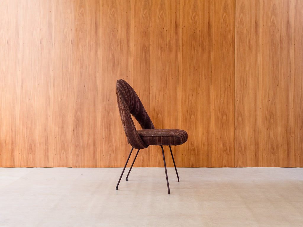 Forma S/A | Cadeira Estofada com Pés de Ferro Esmaltado