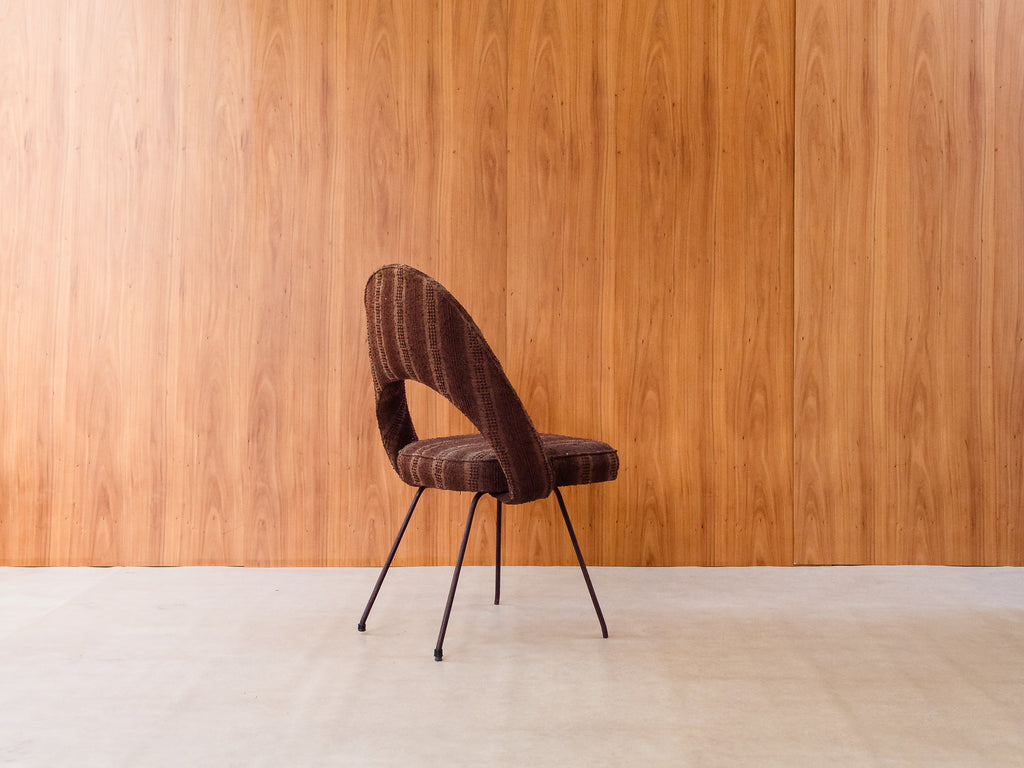 Forma S/A | Cadeira Estofada com Pés de Ferro Esmaltado