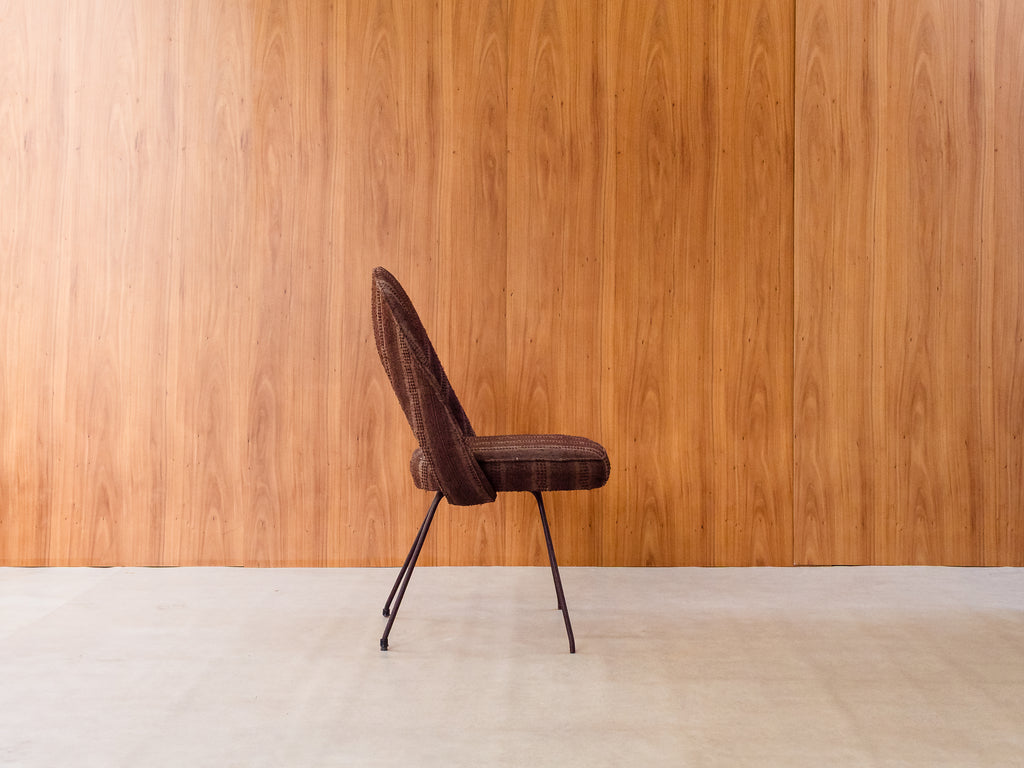 Forma S/A | Cadeira Estofada com Pés de Ferro Esmaltado