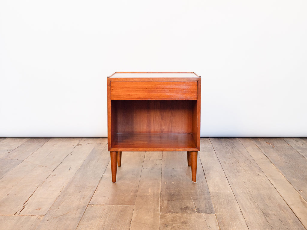 Casa Hollanda | Mesa de Cabeceira em Perobinha