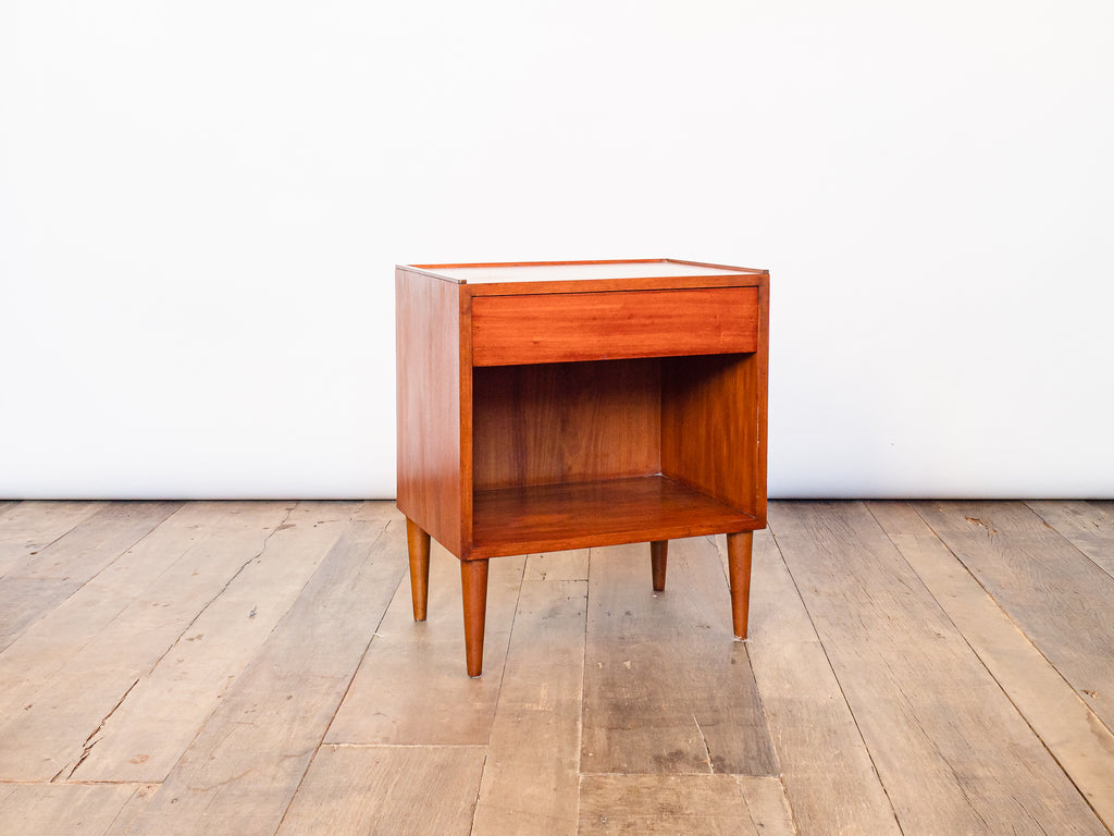 Casa Hollanda | Mesa de Cabeceira em Perobinha