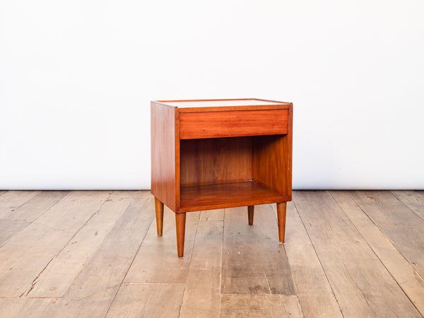 Casa Hollanda | Mesa de Cabeceira em Perobinha