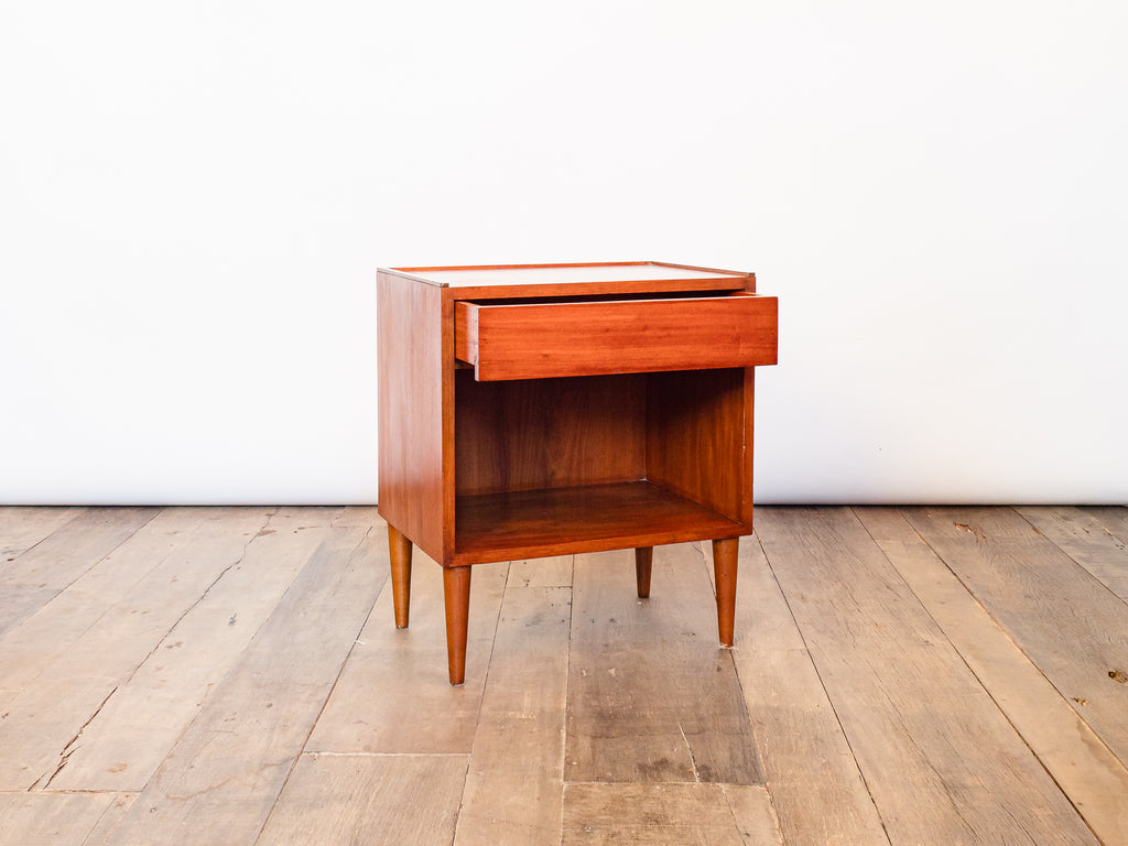 Casa Hollanda | Mesa de Cabeceira em Perobinha