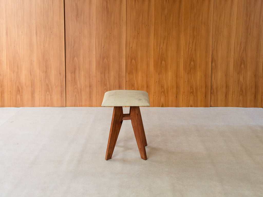 Banqueta em Madeira com Assento Estofado