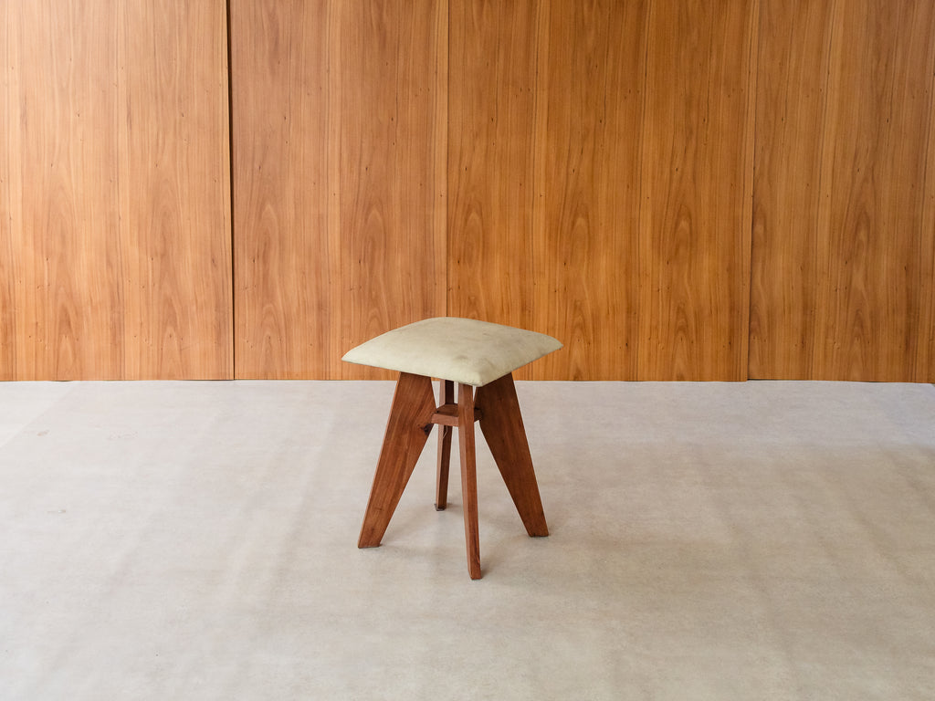 Banqueta em Madeira com Assento Estofado