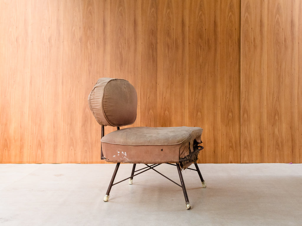 Poltrona em Ferro Esmaltado com Encosto Oval