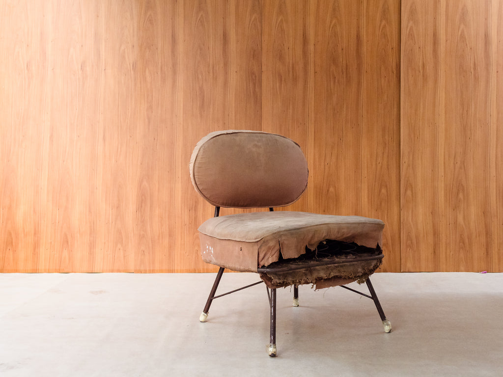 Poltrona em Ferro Esmaltado com Encosto Oval