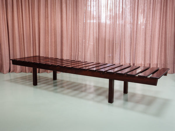 Ernesto Hauner para Mobilinea | Banco Ripado em Jacarandá