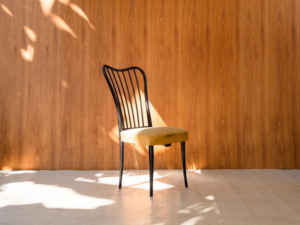 Cadeira em Madeira Ebanizada com Encosto Ondulado