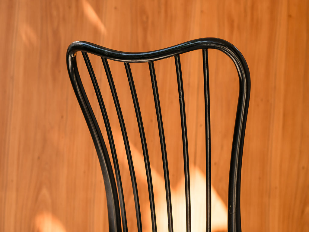 Cadeira em Madeira Ebanizada com Encosto Ondulado