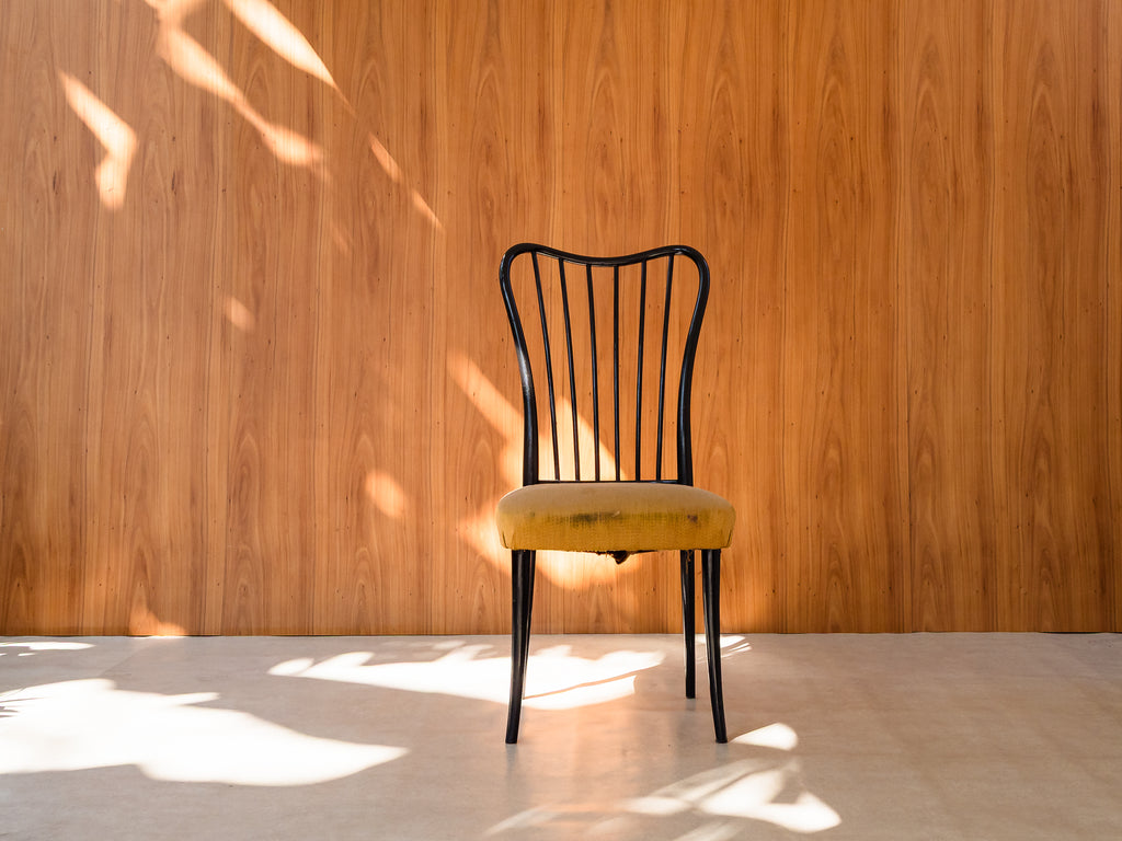 Cadeira em Madeira Ebanizada com Encosto Ondulado