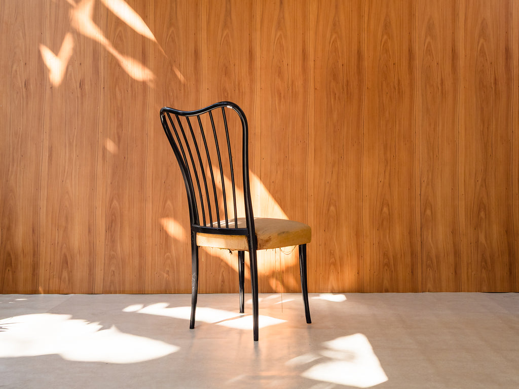 Cadeira em Madeira Ebanizada com Encosto Ondulado