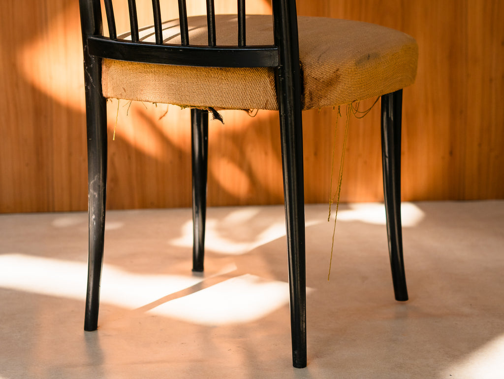 Cadeira em Madeira Ebanizada com Encosto Ondulado