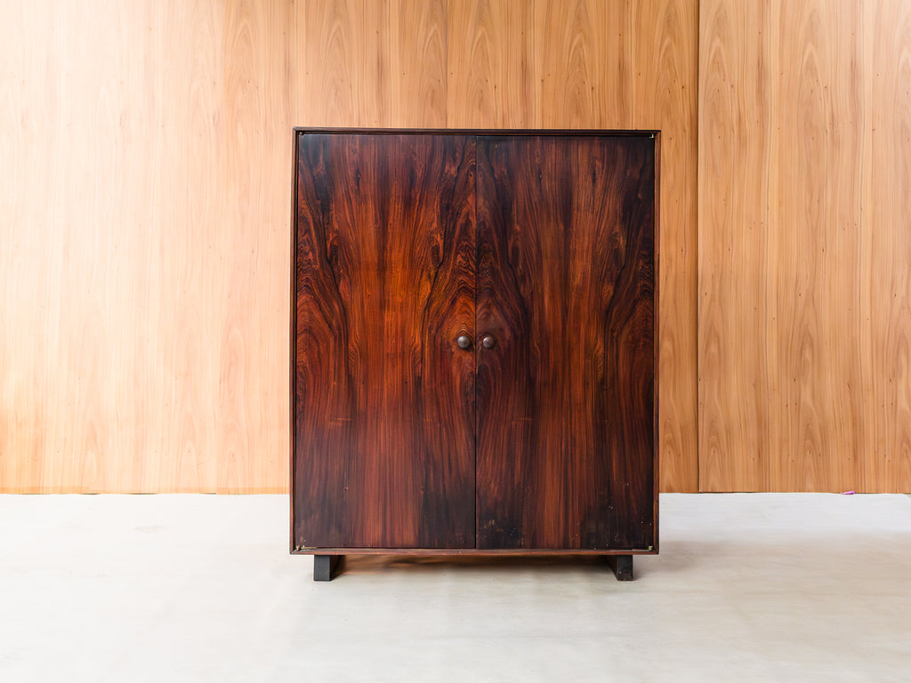 Armário com Duas Portas em Jacarandá