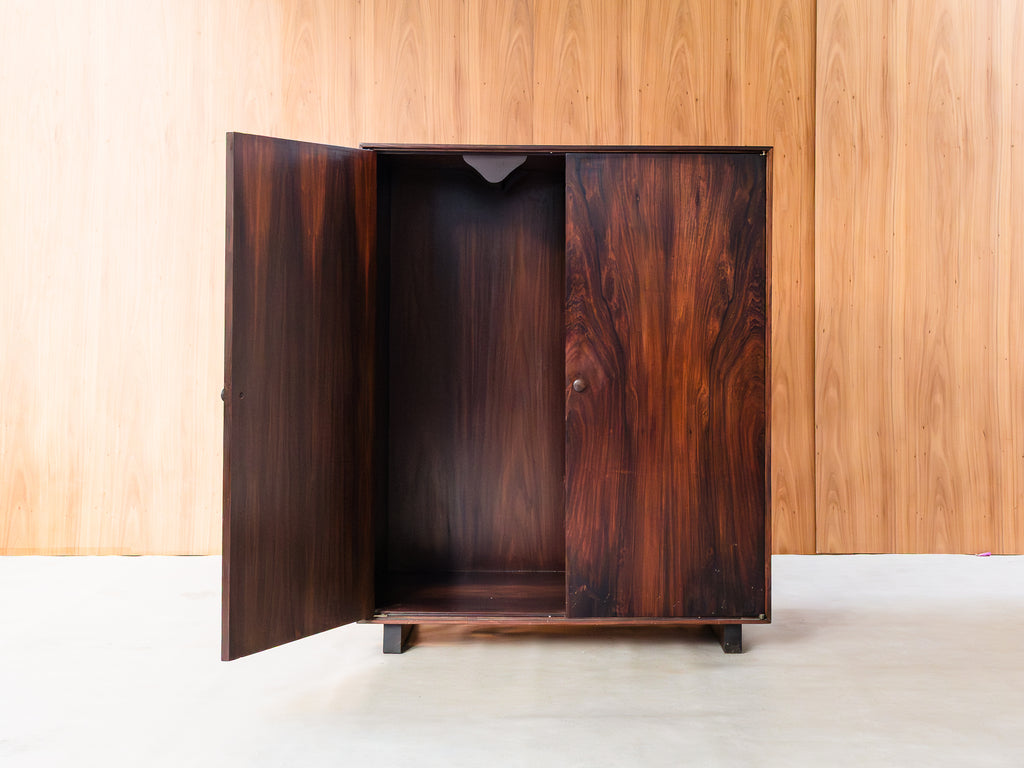 Armário com Duas Portas em Jacarandá