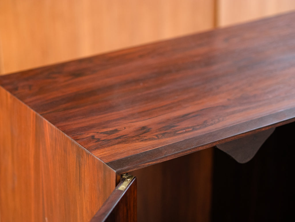 Armário com Duas Portas em Jacarandá