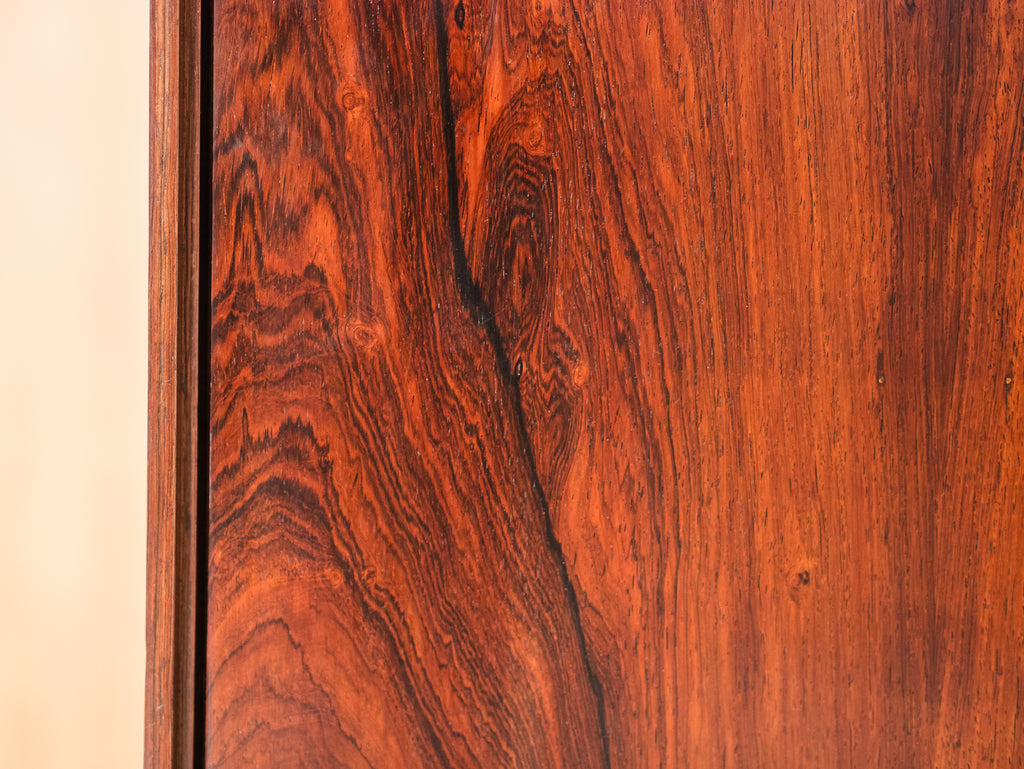 Armário com Duas Portas em Jacarandá