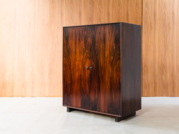 Armário com Duas Portas em Jacarandá