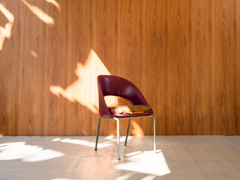 Cadeira com Encosto Arqueado