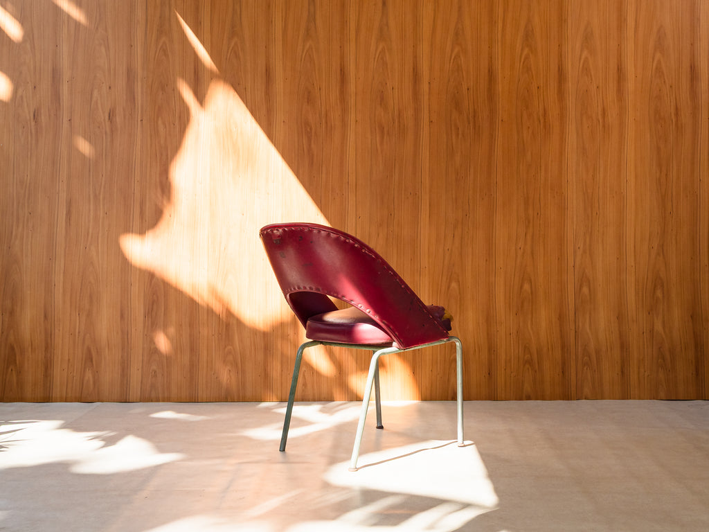 Cadeira com Encosto Arqueado