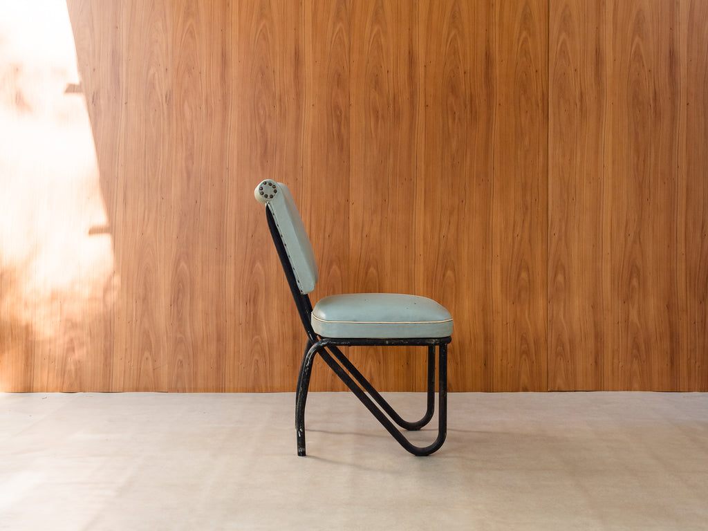 Cadeira Estofada com Base em Ferro Tubular