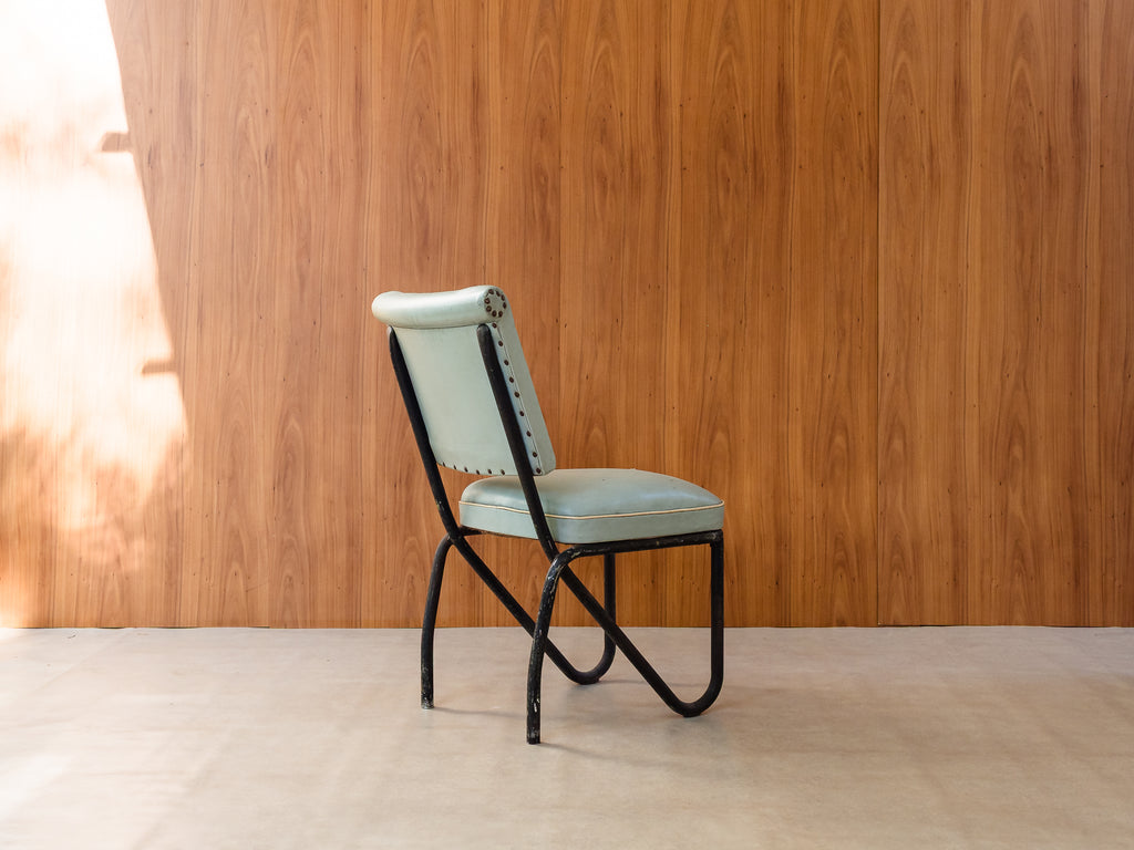 Cadeira Estofada com Base em Ferro Tubular