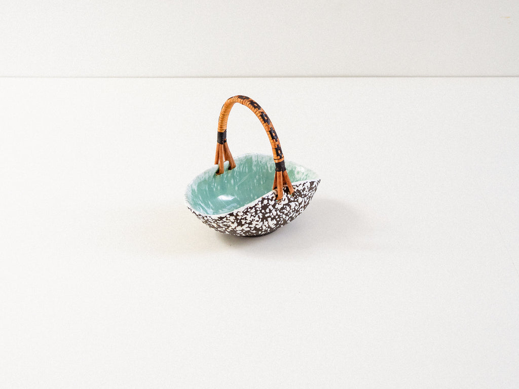 Cesta em Cerâmica com Alça em Rattan