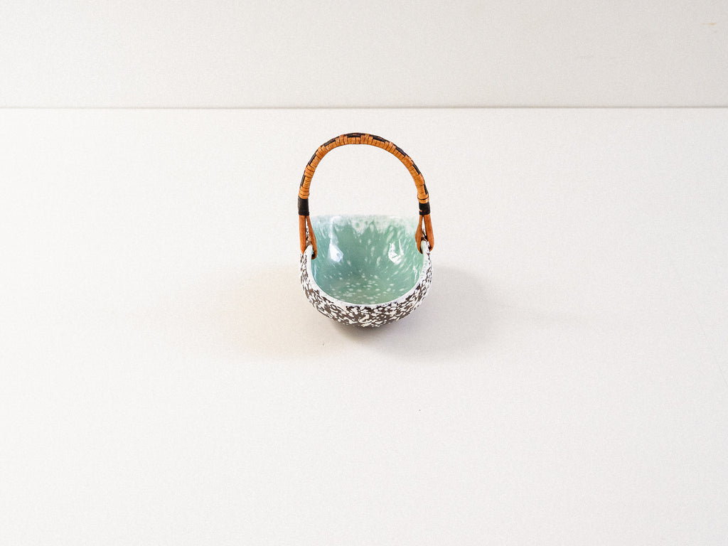 Cesta em Cerâmica com Alça em Rattan