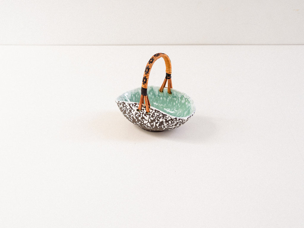 Cesta em Cerâmica com Alça em Rattan