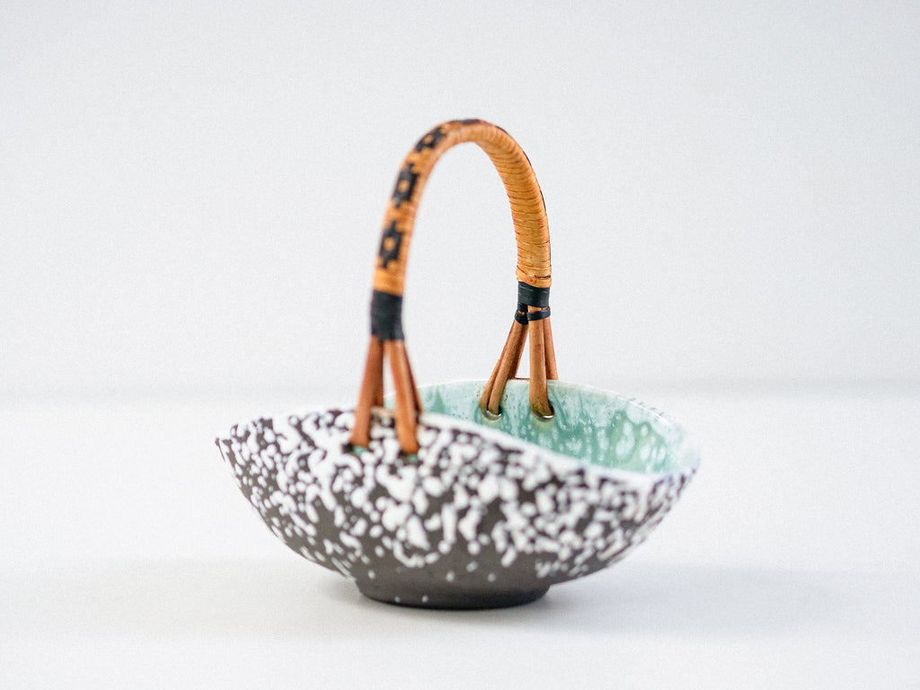 Cesta em Cerâmica com Alça em Rattan