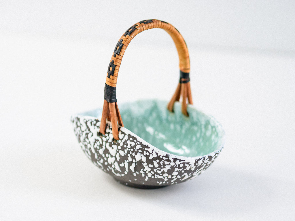 Cesta em Cerâmica com Alça em Rattan