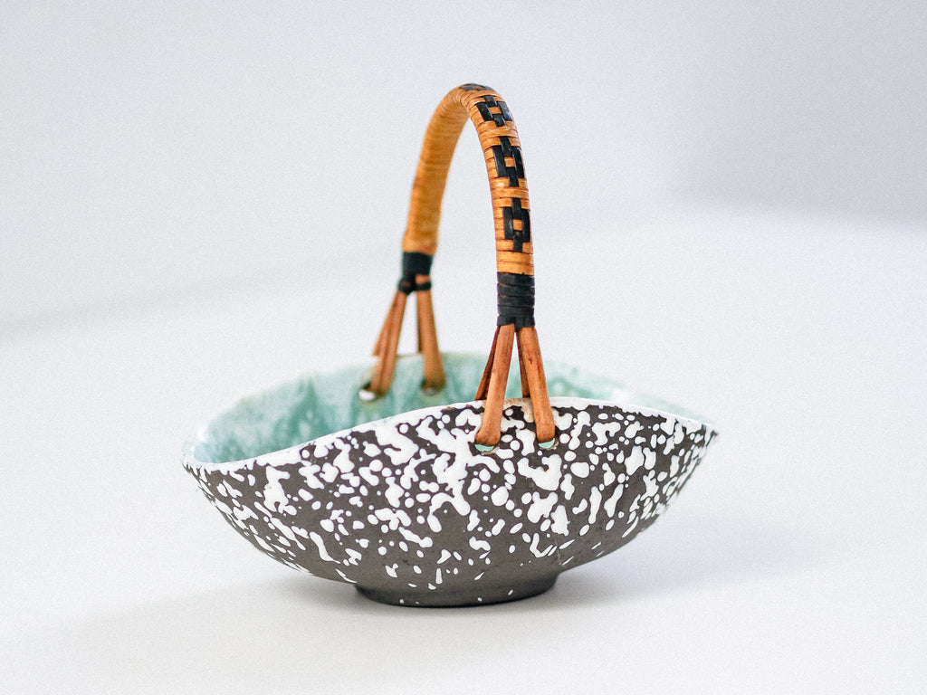 Cesta em Cerâmica com Alça em Rattan