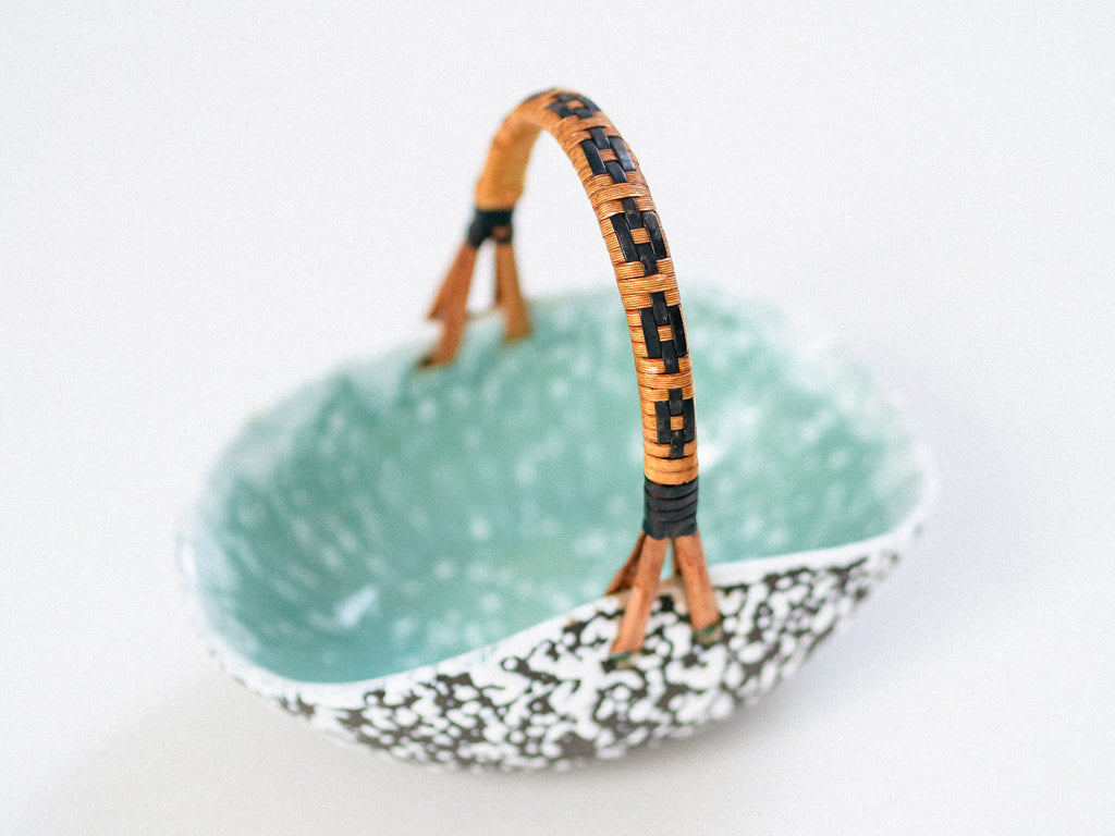 Cesta em Cerâmica com Alça em Rattan