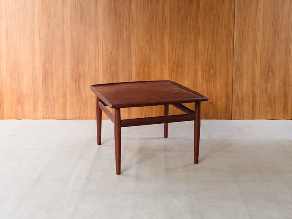 Grete Jalk & Glostrup Møbelfabrik | Mesa Lateral