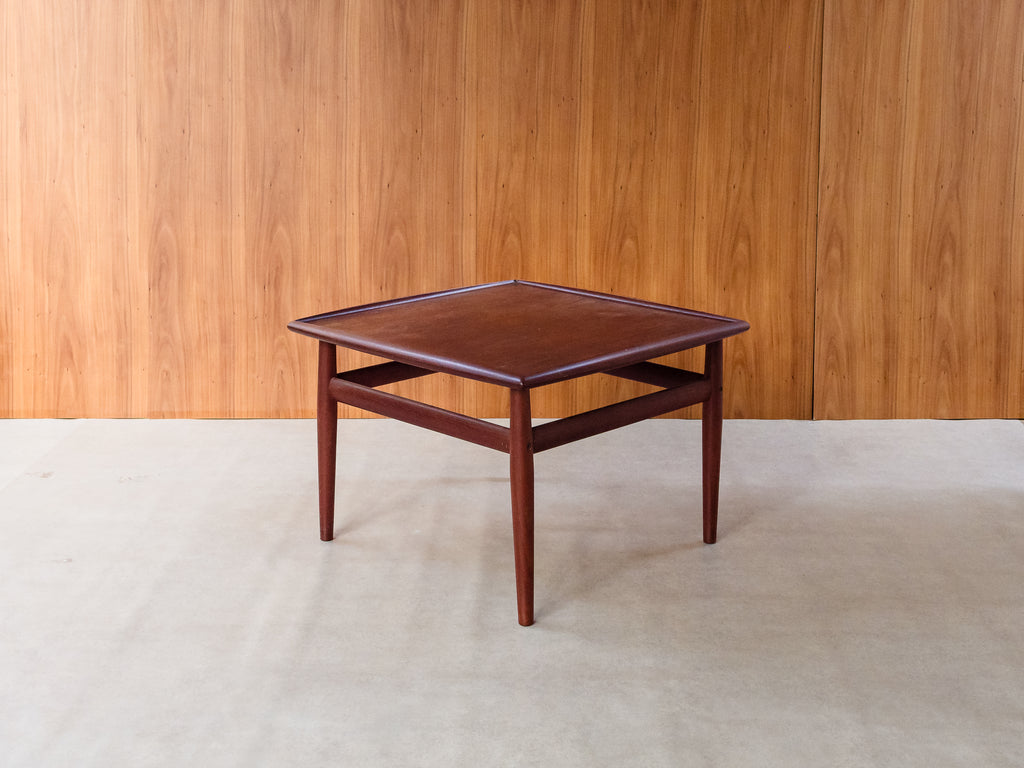 Grete Jalk & Glostrup Møbelfabrik | Mesa Lateral