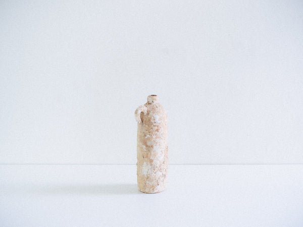 Garrafa em Cerâmica com Gargalo Estreito e Alça Lateral