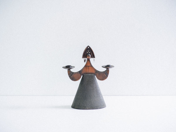 Candelabro em Cobre com Figura em Trajes Tradicionais