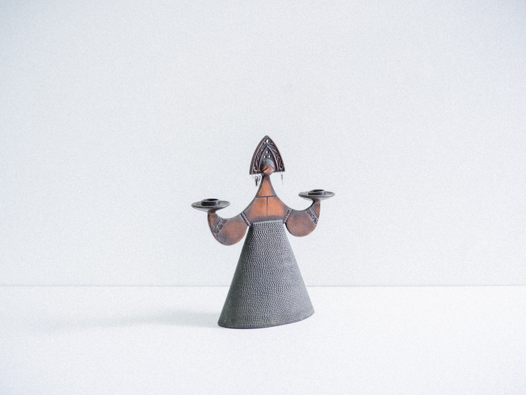 Candelabro em Cobre com Figura em Trajes Tradicionais