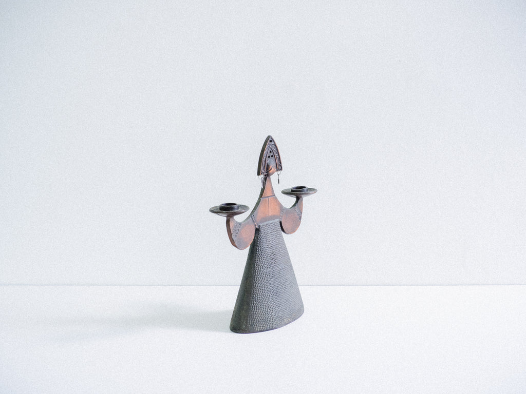 Candelabro em Cobre com Figura em Trajes Tradicionais