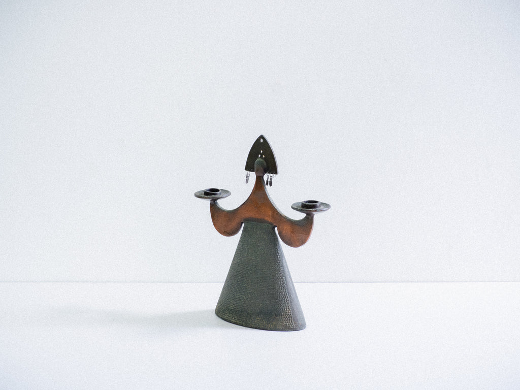 Candelabro em Cobre com Figura em Trajes Tradicionais