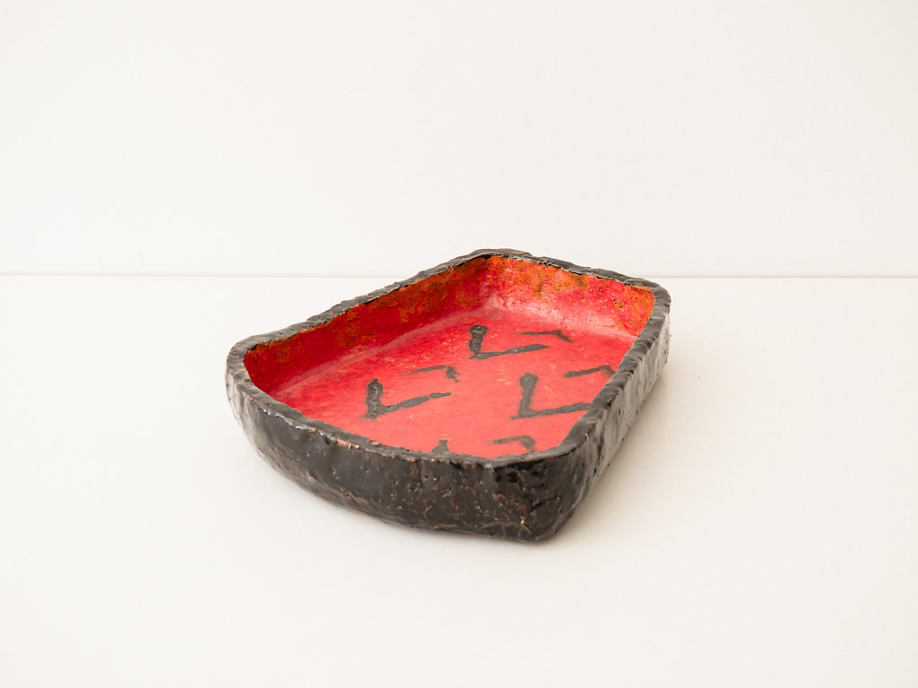 Centro de Mesa em Cerâmica Vermelha e Preta